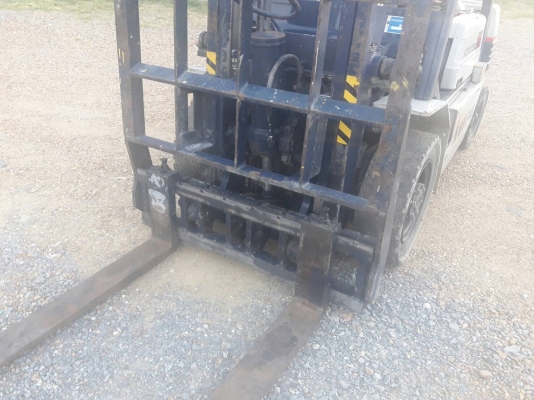 ขายรถยก KOMATSU  FG20-11 เครื่องเบนซิน ยางตันหน้าหลัง มีอิ้ง เสาสูง 3 เมตร ยกได้ 2 ตัน  ติดต่อ 098-7962549