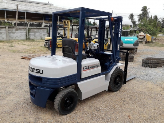 ขายรถยก KOMATSU  FG20-11 เครื่องเบนซิน ยางตันหน้าหลัง มีอิ้ง เสาสูง 3 เมตร ยกได้ 2 ตัน  ติดต่อ 098-7962549