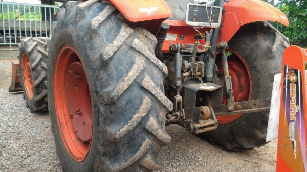 สามย่านแทรคเตอร์ ขายรถไถ KUBOTA M7040 พร้อมดันหน้า  และผาน7 ผ่านงานมา 3,505ชม. ราคา 470,000 รถสภาพเดิมๆ พร้อมใช้  มีรถขนส่งบริการ ร้านสามย่านแทรคเตอร์ อ.แกลง จ.ระยอง 0897489639,0818618678,0899347475 id line=0897489639 id line=0818618678 id line=0899347475