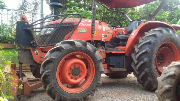 สามย่านแทรคเตอร์ ขายรถไถ KUBOTA M7040 พร้อมดันหน้า  และผาน7 ผ่านงานมา 3,505ชม. ราคา 470,000 รถสภาพเดิมๆ พร้อมใช้  มีรถขนส่งบริการ ร้านสามย่านแทรคเตอร์ อ.แกลง จ.ระยอง 0897489639,0818618678,0899347475 id line=0897489639 id line=0818618678 id line=0899347475