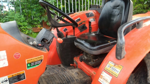 สามย่านแทรคเตอร์ ขายรถไถ KUBOTA M7040 พร้อมดันหน้า  และผาน7 ผ่านงานมา 3,505ชม. ราคา 470,000 รถสภาพเดิมๆ พร้อมใช้  มีรถขนส่งบริการ ร้านสามย่านแทรคเตอร์ อ.แกลง จ.ระยอง 0897489639,0818618678,0899347475 id line=0897489639 id line=0818618678 id line=0899347475