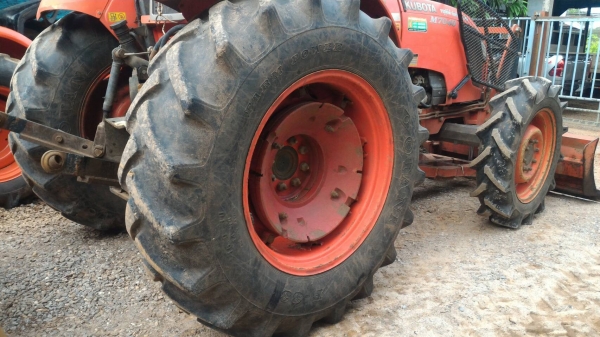 สามย่านแทรคเตอร์ ขายรถไถ KUBOTA M7040 พร้อมดันหน้า  และผาน7 ผ่านงานมา 3,505ชม. ราคา 470,000 รถสภาพเดิมๆ พร้อมใช้  มีรถขนส่งบริการ ร้านสามย่านแทรคเตอร์ อ.แกลง จ.ระยอง 0897489639,0818618678,0899347475 id line=0897489639 id line=0818618678 id line=0899347475