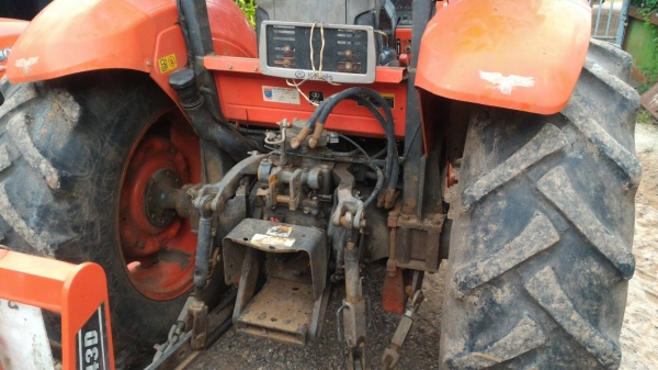 สามย่านแทรคเตอร์ ขายรถไถ KUBOTA M7040 พร้อมดันหน้า  และผาน7 ผ่านงานมา 3,505ชม. ราคา 470,000 รถสภาพเดิมๆ พร้อมใช้  มีรถขนส่งบริการ ร้านสามย่านแทรคเตอร์ อ.แกลง จ.ระยอง 0897489639,0818618678,0899347475 id line=0897489639 id line=0818618678 id line=0899347475