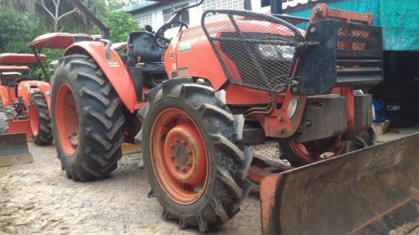 สามย่านแทรคเตอร์ ขายรถไถ KUBOTA M7040 พร้อมดันหน้า  และผาน7 ผ่านงานมา 3,505ชม. ราคา 470,000 รถสภาพเดิมๆ พร้อมใช้  มีรถขนส่งบริการ ร้านสามย่านแทรคเตอร์ อ.แกลง จ.ระยอง 0897489639,0818618678,0899347475 id line=0897489639 id line=0818618678 id line=0899347475