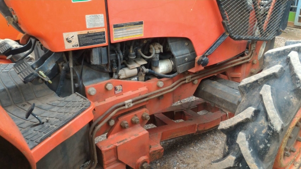 สามย่านแทรคเตอร์ ขายรถไถ KUBOTA M7040 พร้อมดันหน้า  และผาน7 ผ่านงานมา 3,505ชม. ราคา 470,000 รถสภาพเดิมๆ พร้อมใช้  มีรถขนส่งบริการ ร้านสามย่านแทรคเตอร์ อ.แกลง จ.ระยอง 0897489639,0818618678,0899347475 id line=0897489639 id line=0818618678 id line=0899347475