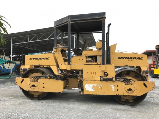 ขายรถบด10ตันDYNAPACรุ่นCC41รถนอกนำเข้า ไม่เคยใช้งานในไทย มีเอกสารพร้อมหน้าเหล็กหลังเหล็ก  บดอัดสั่นสเทือนได้ทั้ง2ล้อ เอวอ่อน  เครื่องยนต์ดีเซล4สูบ สภาพดีพร้อมใช้งานมีให้เลือกหลายคันหลายขนาด