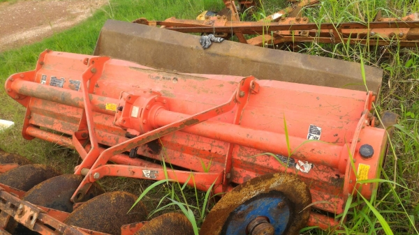 สามย่านแทรคเตอร์  ขายโรตารี่ KUBOTA ขนาด 2 เมตร ราคา 39,000 มีรถขนส่งบริการ ร้านสามย่านแทรคเตอร์ อ.แกลง จ.ระยอง 0897489639,0818618678,0899347475 id line=0897489639 id line=0818618678 id line=0899347475 https://www.facebook.com/\%E0\%B8\%AA\%E0\%B8\%B2\%E0\%B8\%A1\%