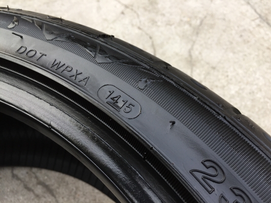 ยาง Sunny 235-40-18 ปี 15 ครบชุด 4 เส้น 5000  สวยๆไม่มีปะไม่บวมไม่กินข้างดอกยางเหลือเยอะเอาไปวิ่งกันใด้อีกยาวค่ะ