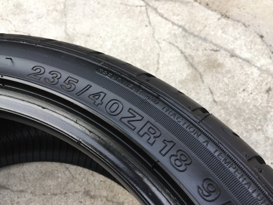 ยาง Sunny 235-40-18 ปี 15 ครบชุด 4 เส้น 5000  สวยๆไม่มีปะไม่บวมไม่กินข้างดอกยางเหลือเยอะเอาไปวิ่งกันใด้อีกยาวค่ะ