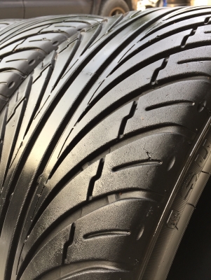 ยาง Sunny 235-40-18 ปี 15 ครบชุด 4 เส้น 5000  สวยๆไม่มีปะไม่บวมไม่กินข้างดอกยางเหลือเยอะเอาไปวิ่งกันใด้อีกยาวค่ะ