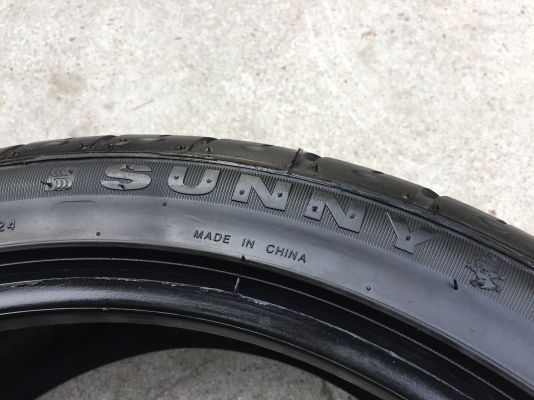 ยาง Sunny 235-40-18 ปี 15 ครบชุด 4 เส้น 5000  สวยๆไม่มีปะไม่บวมไม่กินข้างดอกยางเหลือเยอะเอาไปวิ่งกันใด้อีกยาวค่ะ