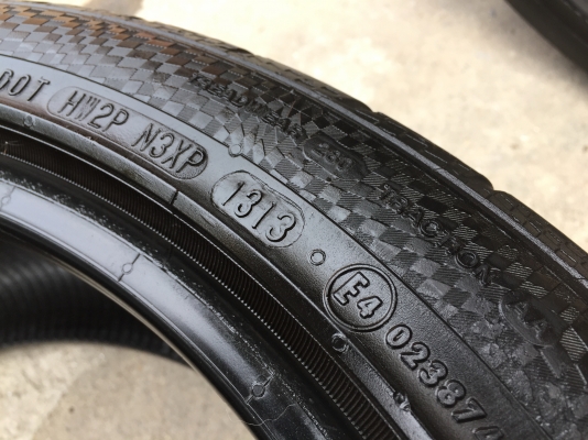 ยาง Continental 245-40-18 ปี 13 2 เส้น 2500  สวยๆไม่ปะไม่บวมไม่กินข้างดอกยางเหลือเยอะเอาไปวิ่งกันใด้อีกยาวค่ะ