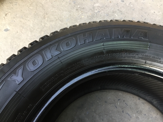 ยาง YOKOHAMA 265-65-17 ปี 15 ครบชุด 4 เส้น 6000  สภาพสวยๆไม่มีปะไม่บวมไม่กินข้าง ดอกยางเหลือเยอะเอาไปวิ่งกันใด้อีกยาวค่ะ