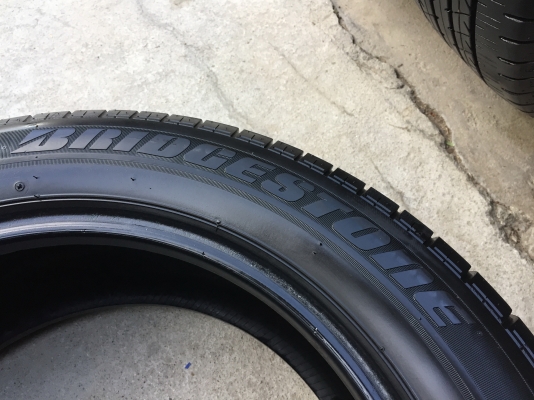 ยาง Bridgstone 215-55-17 ปี 15 ครบชุด 4 เส้น 5000  สวยๆไม่บวมไม่กินข้างดอกยางเหลือเยอะเอาไปวิ่งกันใด้อีกยาวค่ะ