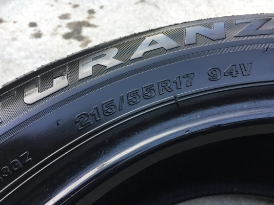 ยาง Bridgstone 215-55-17 ปี 15 ครบชุด 4 เส้น 5000  สวยๆไม่บวมไม่กินข้างดอกยางเหลือเยอะเอาไปวิ่งกันใด้อีกยาวค่ะ