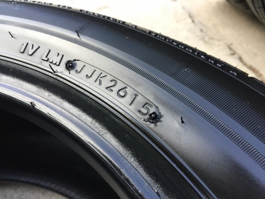 ยาง Bridgstone 215-55-17 ปี 15 ครบชุด 4 เส้น 5000  สวยๆไม่บวมไม่กินข้างดอกยางเหลือเยอะเอาไปวิ่งกันใด้อีกยาวค่ะ