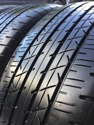 ยาง Bridgstone 215-55-17 ปี 15 ครบชุด 4 เส้น 5000  สวยๆไม่บวมไม่กินข้างดอกยางเหลือเยอะเอาไปวิ่งกันใด้อีกยาวค่ะ