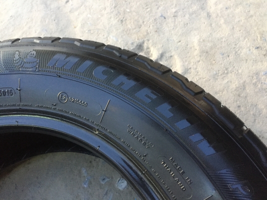 ยาง MICHELIN 215-65-16 ปี 15 ครบชุด 4 เส้น 5500  สภาพสวยๆไม่บวมไม่กินข้าง ดอกยางเหลือเยอะเอาไปวิ่งกันใด้อีกยาวค่ะ