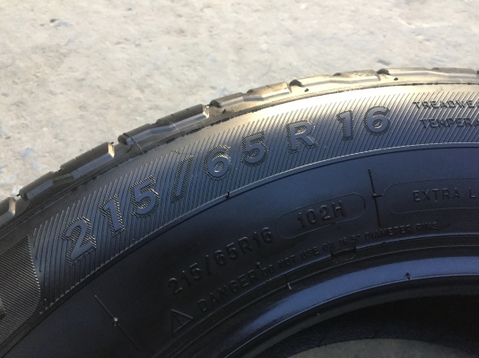 ยาง MICHELIN 215-65-16 ปี 15 ครบชุด 4 เส้น 5500  สภาพสวยๆไม่บวมไม่กินข้าง ดอกยางเหลือเยอะเอาไปวิ่งกันใด้อีกยาวค่ะ