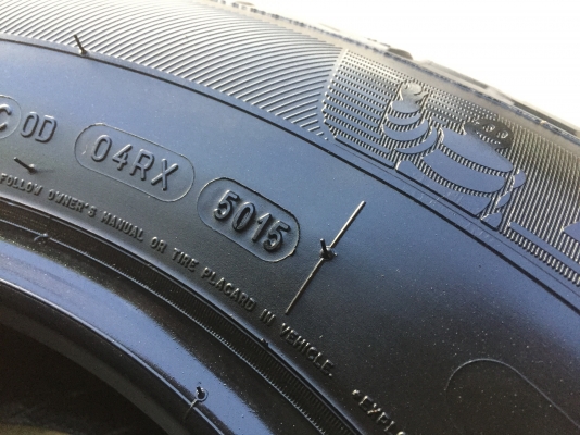 ยาง MICHELIN 215-65-16 ปี 15 ครบชุด 4 เส้น 5500  สภาพสวยๆไม่บวมไม่กินข้าง ดอกยางเหลือเยอะเอาไปวิ่งกันใด้อีกยาวค่ะ