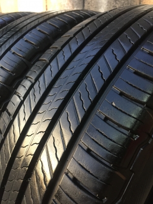 ยาง MICHELIN 215-65-16 ปี 15 ครบชุด 4 เส้น 5500  สภาพสวยๆไม่บวมไม่กินข้าง ดอกยางเหลือเยอะเอาไปวิ่งกันใด้อีกยาวค่ะ