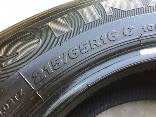 ยาง Firestone 215-65-16 ปี 16 ครบชุด 4 เส้น 5500  สวยๆไม่บวมไม่กินข้างดอกยางเหลือเยอะเอาไปวิ่งกันใด้อีกยาวค่ะ