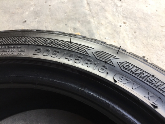 ยาง SAILUN 205-45-16 ปี 15 ครบชุด 4 เส้น 3500  สภาพสวยๆไม่มีปะไม่บวมไม่กินข้าง ดอกยางเหลือเยอะเอาไปวิ่งกันใด้อีกยาวค่ะ