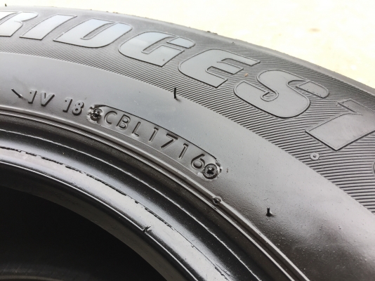 ยาง Bridgstone 215-70-15 ปี 16 3เส้น ปี 15 1เส้น ครบชุด 4 เส้น 5500  สวยไม่บวมไม่กินข้างดอกยางเหลือเยอะเอาไปวิ่งกันใด้อีกยาวค่ะ