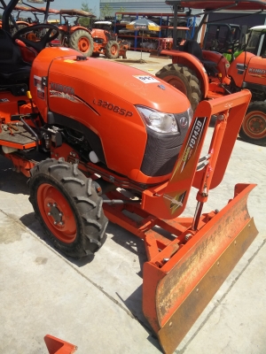 ขายรถแทรกเตอร์ Kubota L3208SP พร้อมเครื่องพ่นยาตราช้าง สภาพสวยพร้อมใช้งาน
