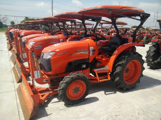 ขายรถแทรกเตอร์ Kubota L3208SP พร้อมเครื่องพ่นยาตราช้าง สภาพสวยพร้อมใช้งาน