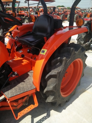 ขายรถแทรกเตอร์ Kubota L3208SP พร้อมเครื่องพ่นยาตราช้าง สภาพสวยพร้อมใช้งาน