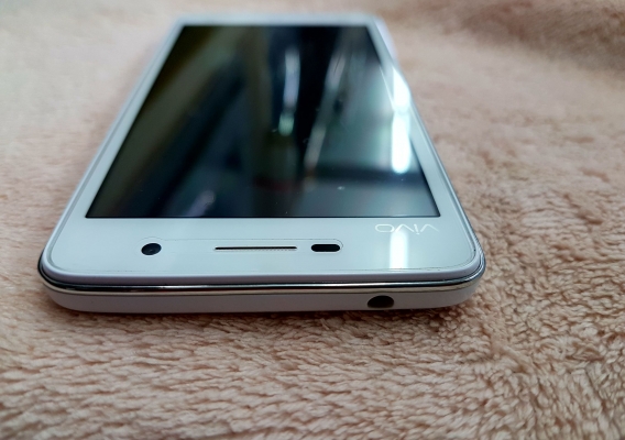 VIVO รุ่น Y21 สีขาว สภาพใหม่ ติดฟีล์มแล้ว มีเมม 2 GB ส่งฟรี
