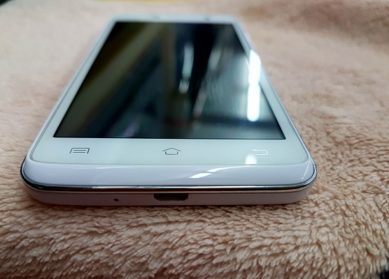 VIVO รุ่น Y21 สีขาว สภาพใหม่ ติดฟีล์มแล้ว มีเมม 2 GB ส่งฟรี