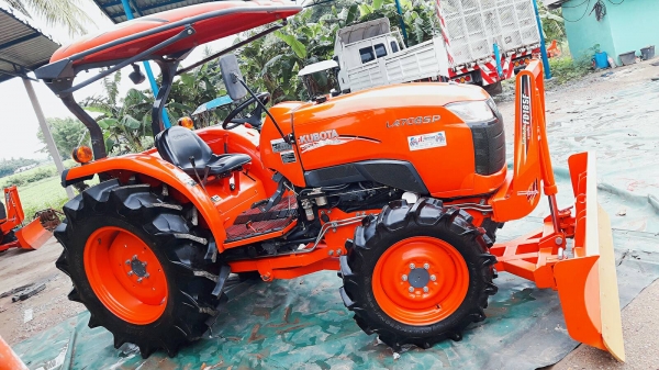 KUBOTA  L 4708 SP (4WD)  2 เพลา   สภาพใหม่สวยๆ   ชั่วโมงใช้   งานน้อย  สีเดิมทั้งคัน  พร้อมชุดใบมีดดันหน้า  และผาน4