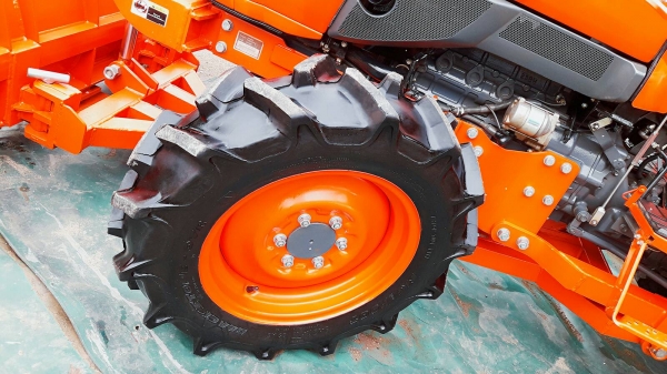 KUBOTA  L 4708 SP (4WD)  2 เพลา   สภาพใหม่สวยๆ   ชั่วโมงใช้   งานน้อย  สีเดิมทั้งคัน  พร้อมชุดใบมีดดันหน้า  และผาน4