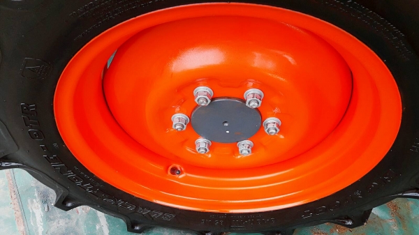 KUBOTA  L 4708 SP (4WD)  2 เพลา   สภาพใหม่สวยๆ   ชั่วโมงใช้   งานน้อย  สีเดิมทั้งคัน  พร้อมชุดใบมีดดันหน้า  และผาน4