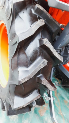 KUBOTA  L 4708 SP (4WD)  2 เพลา   สภาพใหม่สวยๆ   ชั่วโมงใช้   งานน้อย  สีเดิมทั้งคัน  พร้อมชุดใบมีดดันหน้า  และผาน4