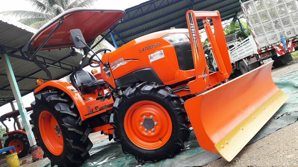 KUBOTA  L 4708 SP (4WD)  2 เพลา   สภาพใหม่สวยๆ   ชั่วโมงใช้   งานน้อย  สีเดิมทั้งคัน  พร้อมชุดใบมีดดันหน้า  และผาน4