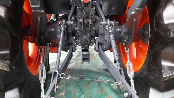 KUBOTA  L 4708 SP (4WD)  2 เพลา   สภาพใหม่สวยๆ   ชั่วโมงใช้   งานน้อย  สีเดิมทั้งคัน  พร้อมชุดใบมีดดันหน้า  และผาน4