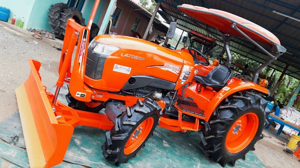 KUBOTA  L 4708 SP (4WD)  2 เพลา   สภาพใหม่สวยๆ   ชั่วโมงใช้   งานน้อย  สีเดิมทั้งคัน  พร้อมชุดใบมีดดันหน้า  และผาน4