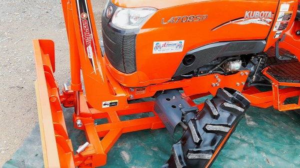 KUBOTA  L 4708 SP (4WD)  2 เพลา   สภาพใหม่สวยๆ   ชั่วโมงใช้   งานน้อย  สีเดิมทั้งคัน  พร้อมชุดใบมีดดันหน้า  และผาน4