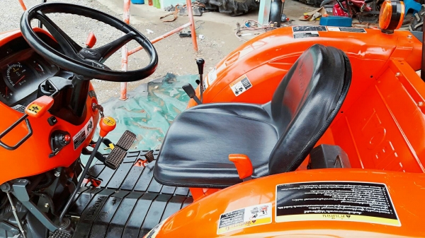 KUBOTA  L 4708 SP (4WD)  2 เพลา   สภาพใหม่สวยๆ   ชั่วโมงใช้   งานน้อย  สีเดิมทั้งคัน  พร้อมชุดใบมีดดันหน้า  และผาน4
