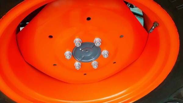 KUBOTA  L 4708 SP (4WD)  2 เพลา   สภาพใหม่สวยๆ   ชั่วโมงใช้   งานน้อย  สีเดิมทั้งคัน  พร้อมชุดใบมีดดันหน้า  และผาน4