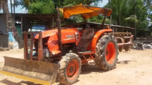 ขาย 265,000 บาท KUBOTA L4708 ปี 54 ทำงาน 2,xxx ชม. เครื่องดี เกียร์ดี ระบบไฮโดรลิก (ใบมีดหน้า - หาง 6) เอกสารเล่มทะเบียน  รถอยู่ จ.ศรีสะเกษ โทร&amp;ไอดีไลน์ 0610710295