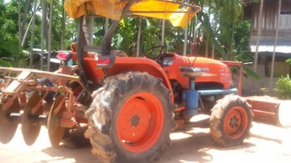 ขาย 265,000 บาท KUBOTA L4708 ปี 54 ทำงาน 2,xxx ชม. เครื่องดี เกียร์ดี ระบบไฮโดรลิก (ใบมีดหน้า - หาง 6) เอกสารเล่มทะเบียน  รถอยู่ จ.ศรีสะเกษ โทร&amp;ไอดีไลน์ 0610710295