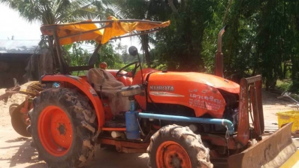 ขาย 265,000 บาท KUBOTA L4708 ปี 54 ทำงาน 2,xxx ชม. เครื่องดี เกียร์ดี ระบบไฮโดรลิก (ใบมีดหน้า - หาง 6) เอกสารเล่มทะเบียน  รถอยู่ จ.ศรีสะเกษ โทร&amp;ไอดีไลน์ 0610710295
