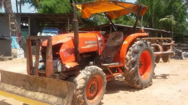 ขาย 265,000 บาท KUBOTA L4708 ปี 54 ทำงาน 2,xxx ชม. เครื่องดี เกียร์ดี ระบบไฮโดรลิก (ใบมีดหน้า - หาง 6) เอกสารเล่มทะเบียน  รถอยู่ จ.ศรีสะเกษ โทร&amp;ไอดีไลน์ 0610710295