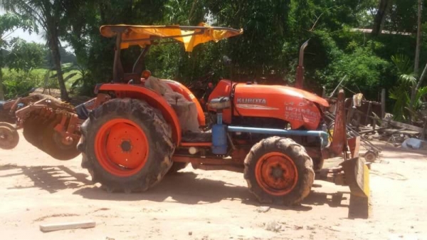 ขาย 265,000 บาท KUBOTA L4708 ปี 54 ทำงาน 2,xxx ชม. เครื่องดี เกียร์ดี ระบบไฮโดรลิก (ใบมีดหน้า - หาง 6) เอกสารเล่มทะเบียน  รถอยู่ จ.ศรีสะเกษ โทร&amp;ไอดีไลน์ 0610710295