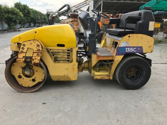 ขายรถบด3ตัน HITACHIรุ่นCC135นำเข้าญี่ปุ่นไม่เคยใช้งานในไทย หน้าเหล็กหลังยาง ขับ2เพลาเอวอ่อน เครื่องอีซูซุ3สูบ สภาพดีพร้อมใช้งาน มีให้เลือกหลายคันหลายขนาด