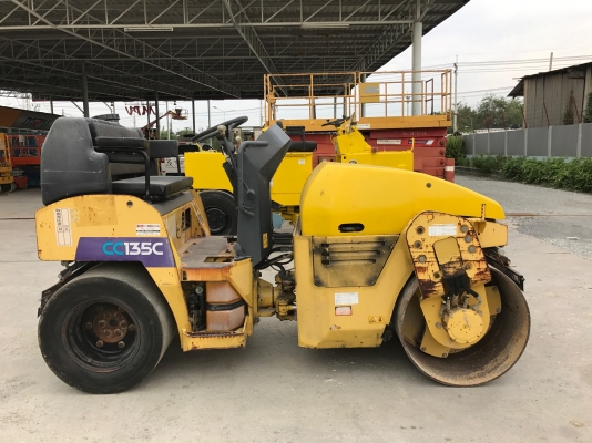 ขายรถบด3ตัน HITACHIรุ่นCC135นำเข้าญี่ปุ่นไม่เคยใช้งานในไทย หน้าเหล็กหลังยาง ขับ2เพลาเอวอ่อน เครื่องอีซูซุ3สูบ สภาพดีพร้อมใช้งาน มีให้เลือกหลายคันหลายขนาด